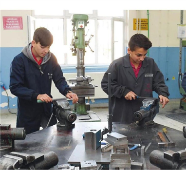 Gençlerin Sanayiyle Arası Yok